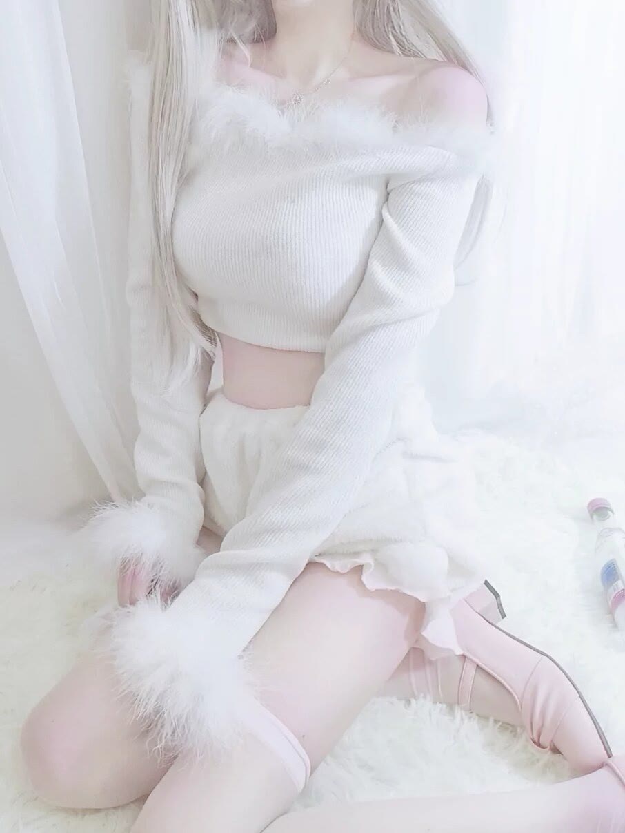 娇嫩的白丝白毛巨乳可爱小娇妻美图