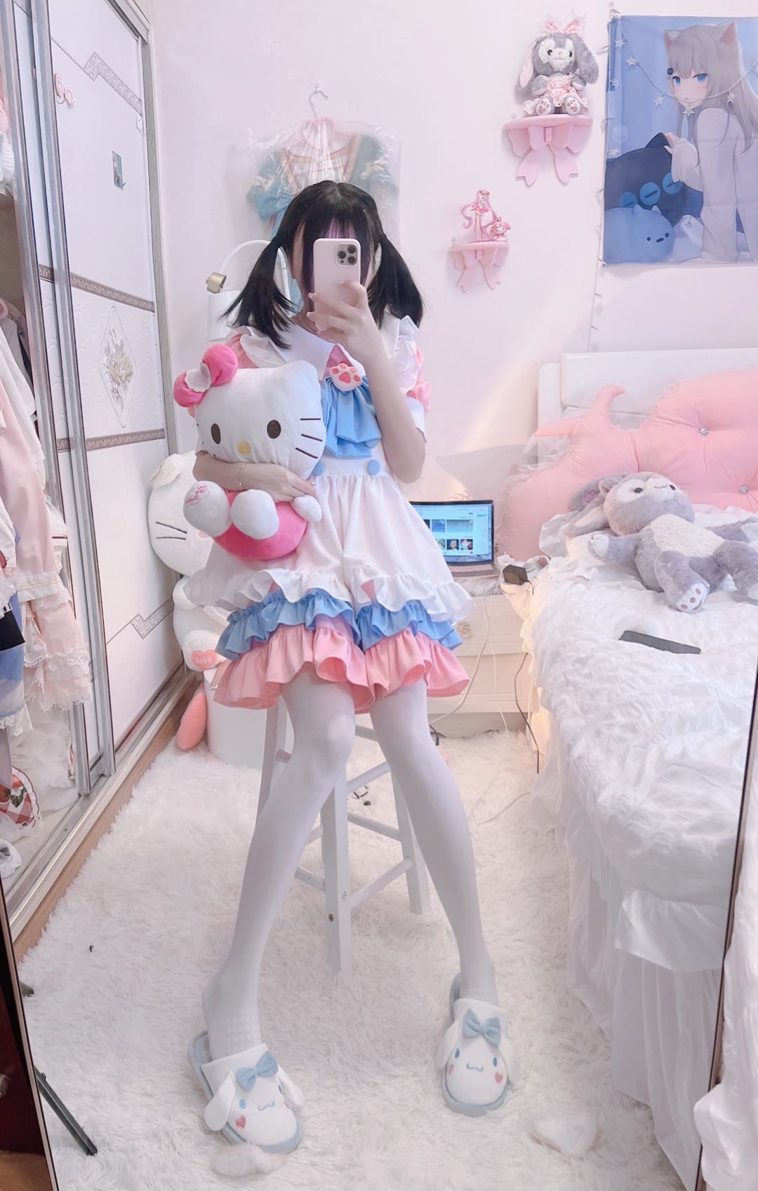 在房间拍照的超可爱白丝双马尾小萝莉